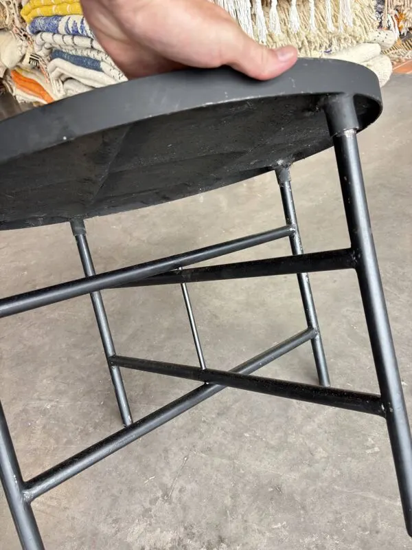 Illustration numéro 3 du produit Table basse ronde marocaine en zellige jaune et noir