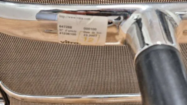 Illustration numéro 3 du produit fauteuil Vitra Aluminium Group EA 108, design iconique de Charles & Ray Ea