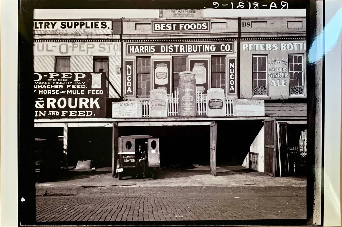 Illustration numéro 3 du produit Walker Evans “Entrepôts Publicitaires au Bord de l’Eau, Louisiane''1938