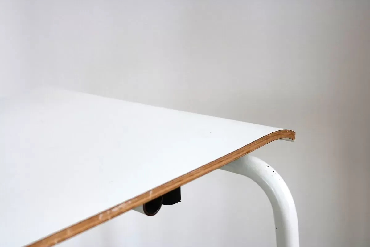 Illustration numéro 3 du produit Ensemble de 4 chaises empilables industrielles