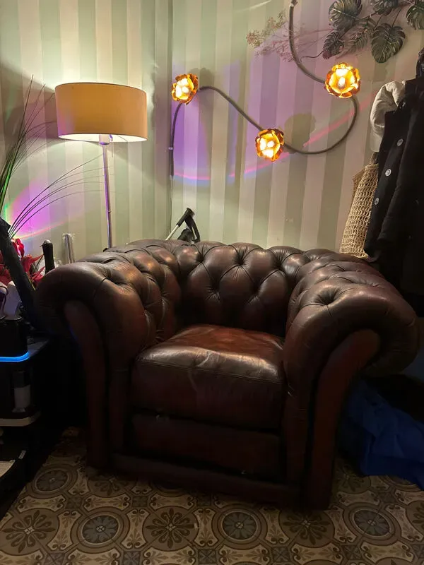 Illustration numéro 3 du produit Fauteuil club Chesterfield