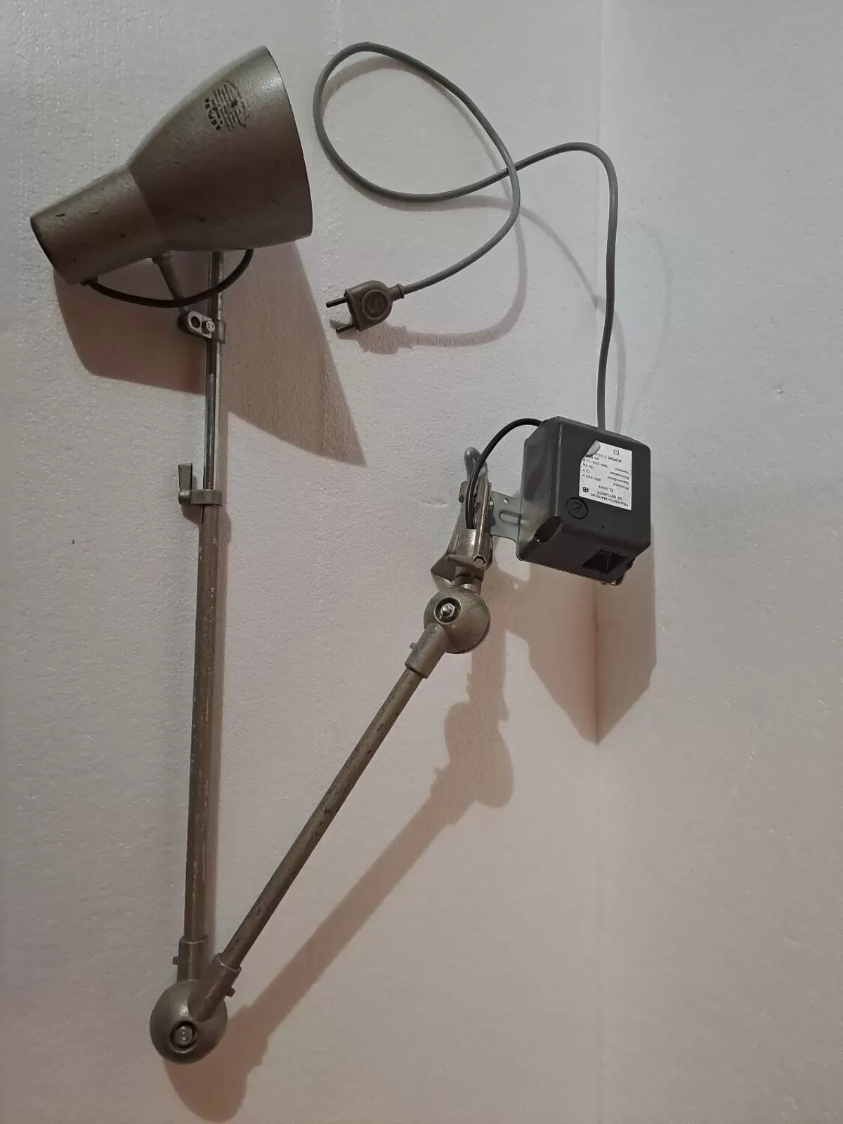 Illustration numéro 3 du produit Ancienne lampe d'atelier articulée industrielle