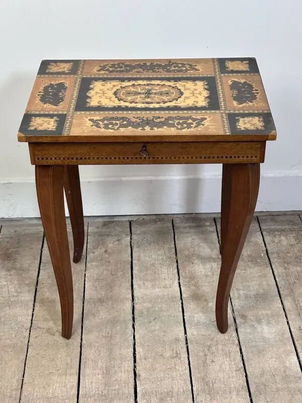 Illustration numéro 3 du produit Table à rangement à musique en marqueterie