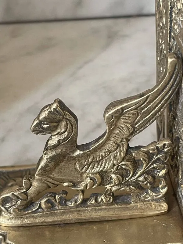 Illustration numéro 3 du produit paire de serre-livres décor gothique en laiton 1920