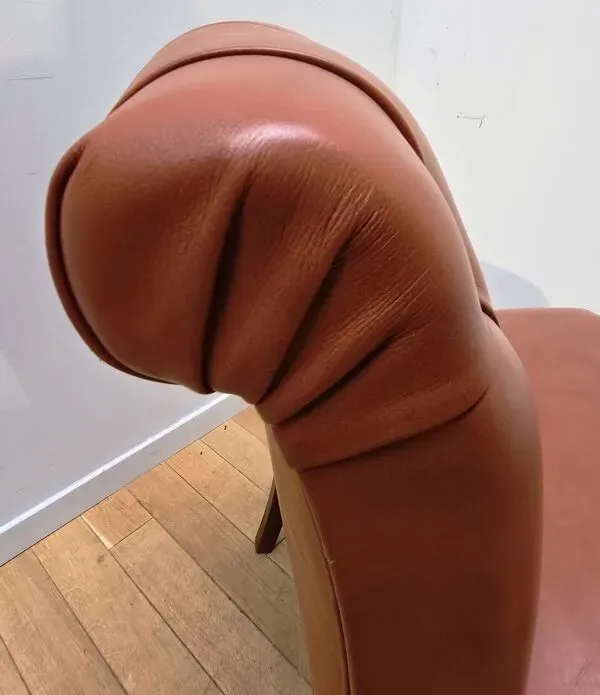 Illustration numéro 3 du produit Chauffeuse en cuir capitonné vintage