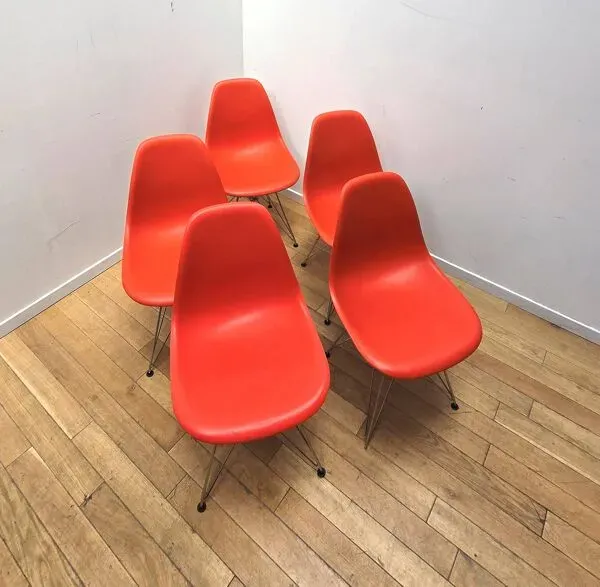 Illustration numéro 3 du produit Suite de 5 chaises DSR, Charles & Ray Eames