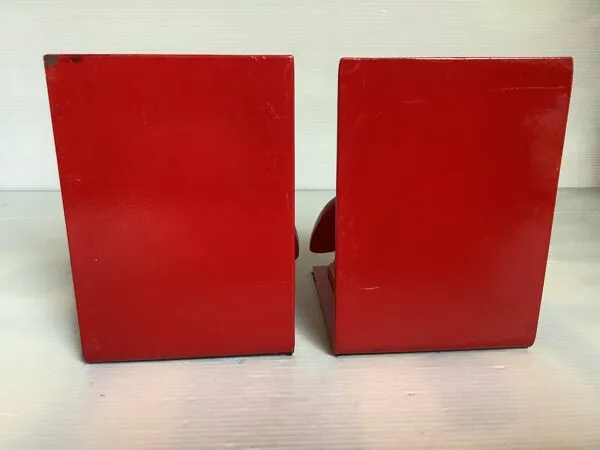 Illustration numéro 3 du produit Paire de serre livres téléphones rouges