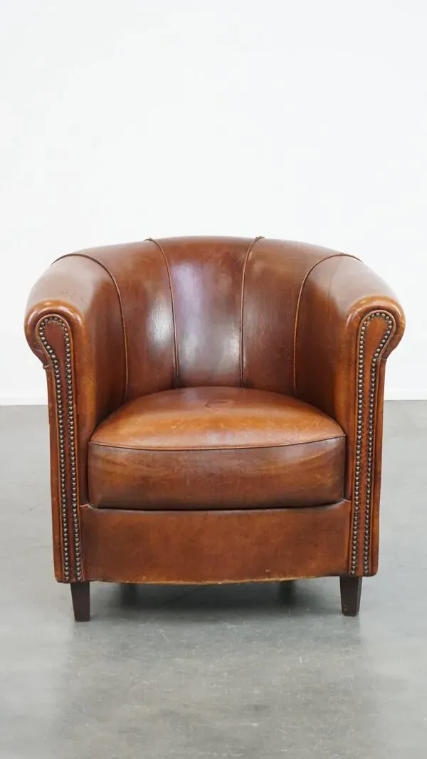 Illustration numéro 3 du produit Fauteuil club en cuir de mouton de couleur cognac et finition passepoilée