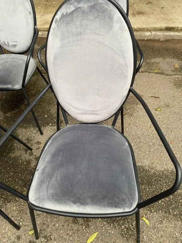 Illustration numéro 3 du produit 6 chaises à manger médaillon noir et velours gris avec accoudoir