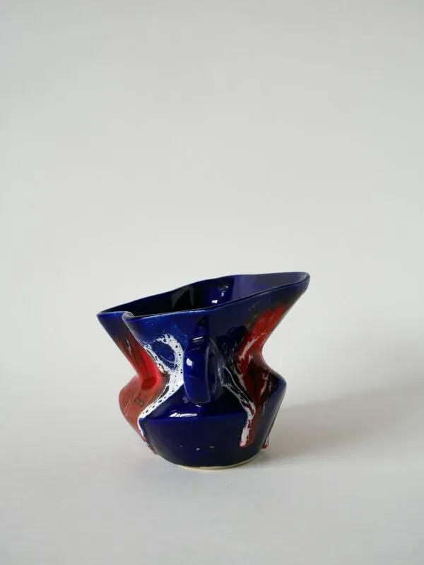 Illustration numéro 3 du produit Vase en céramique / fat lava rouge, bleu et blanc, 1970