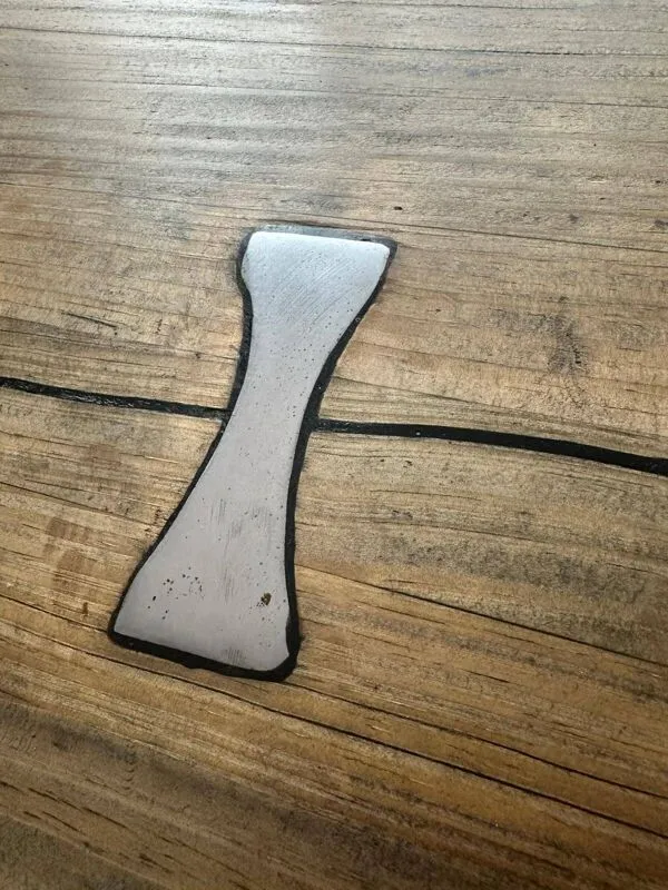 Illustration numéro 3 du produit Table industrielle – Pièce artisanale en bois massif et acier