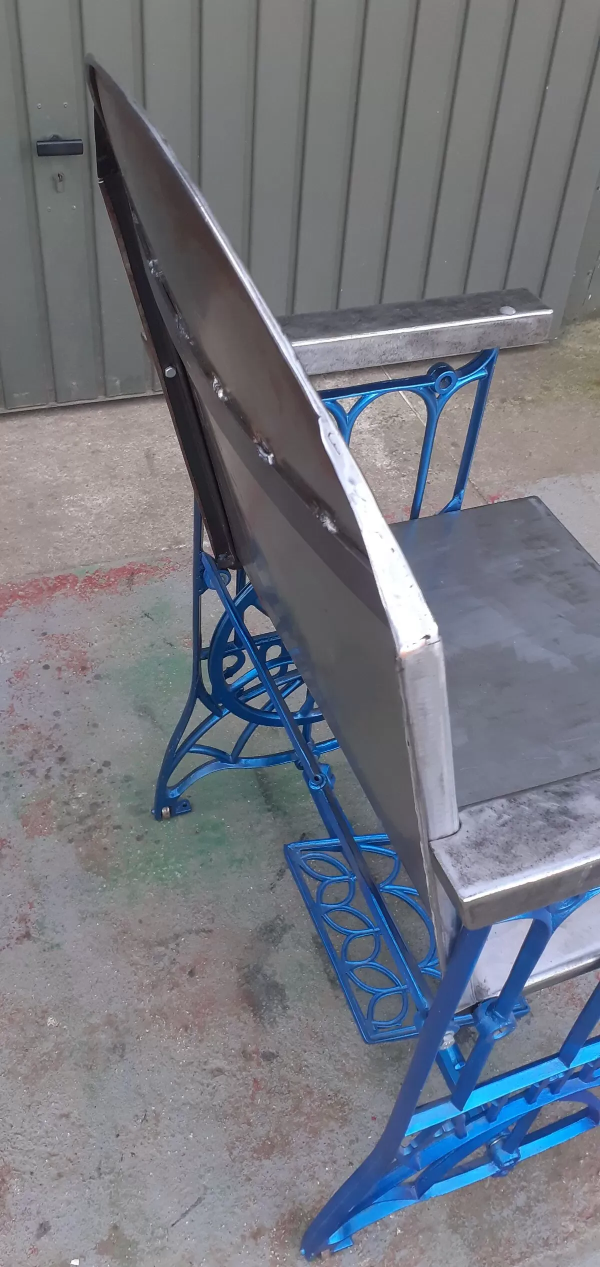 Illustration numéro 3 du produit Fauteuil métal bleu électrique