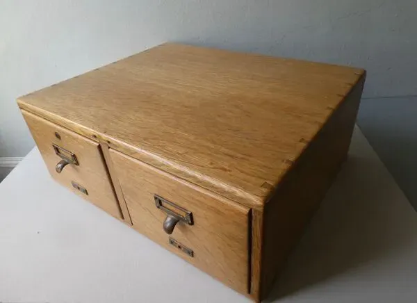 Illustration numéro 3 du produit Meuble de bureau, casiers en bois massif