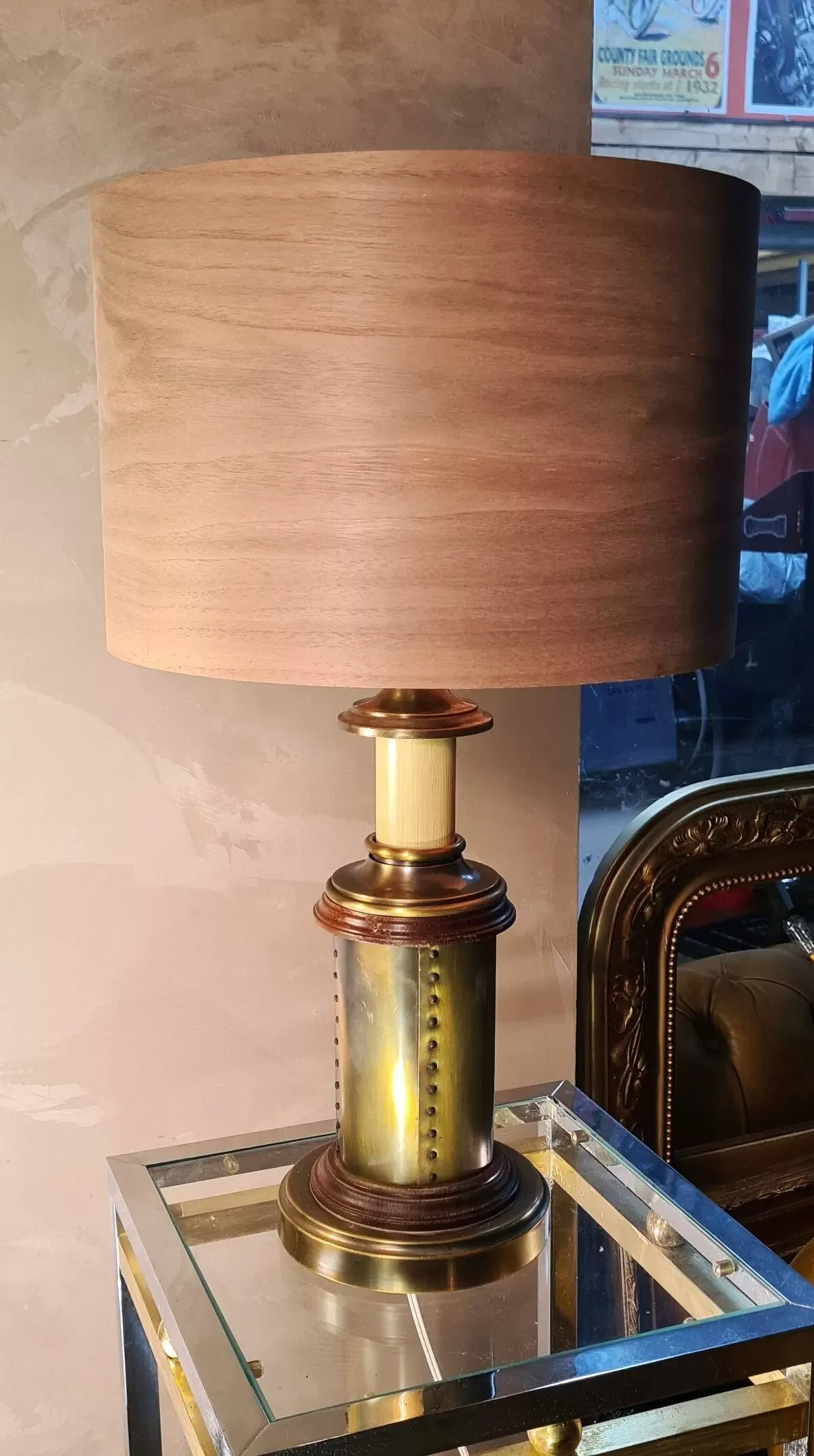 Illustration numéro 3 du produit Lampe 1970 bois et metal style riveté patiné avec superbe abat lour en feuille de bois  veritable