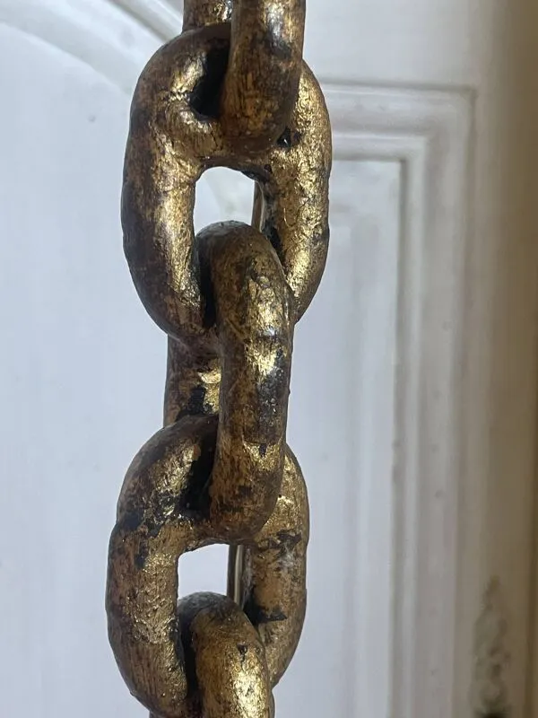 Illustration numéro 3 du produit Lampadaire brutaliste à maillons de chaîne