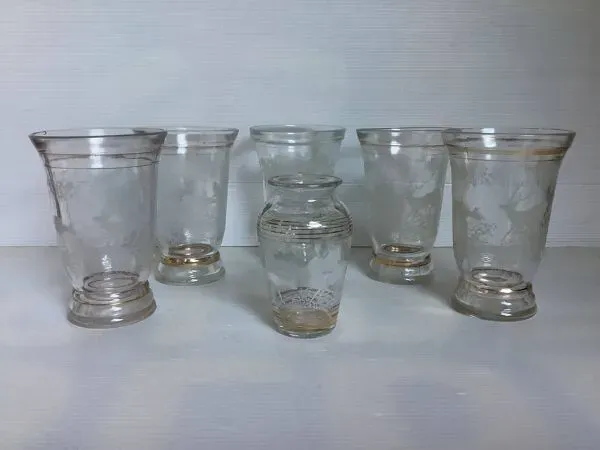 Illustration numéro 3 du produit Six anciens vases en verre moulé zoomorphe