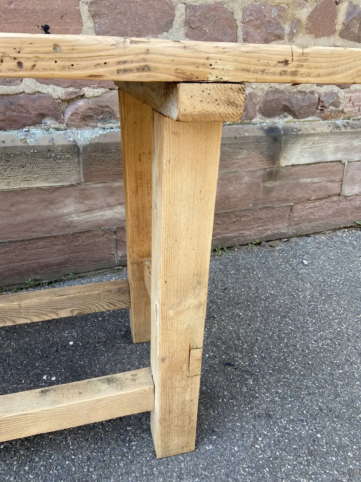 Illustration numéro 3 du produit Table industrielle primitive établi en bois naturel brut vintage bohême commerce magasin