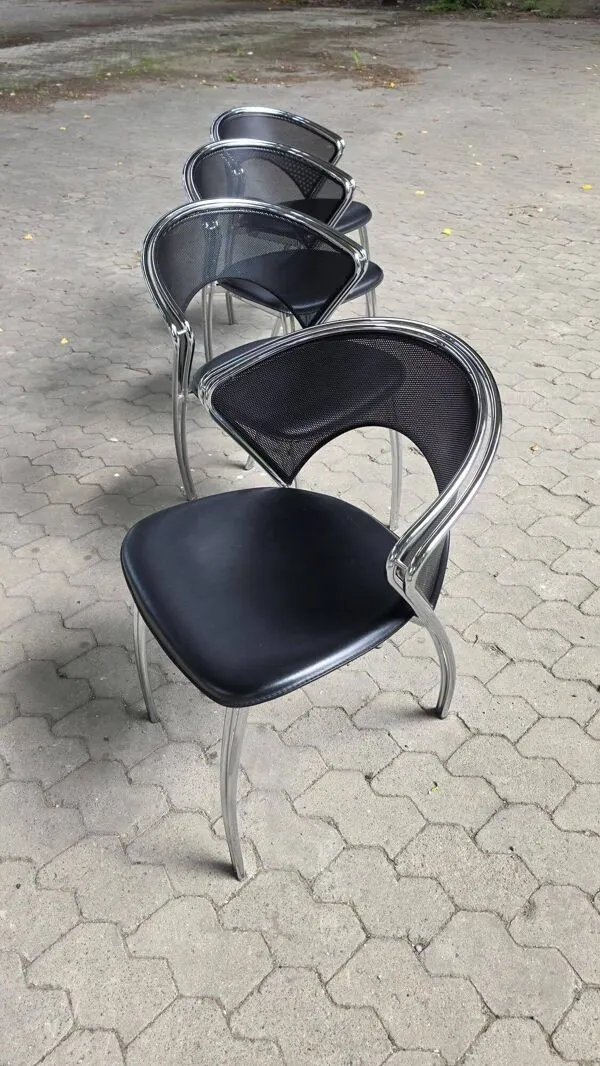 Illustration numéro 3 du produit 4 chaises postmodernes chrome et maille perforées, Italie, 1980