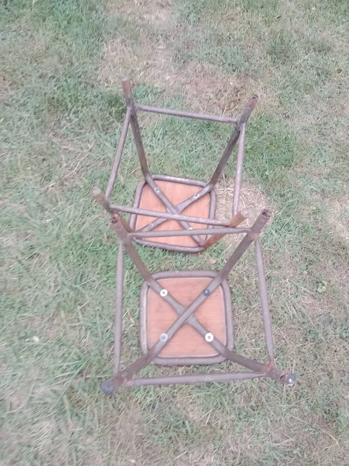 Illustration numéro 3 du produit 2 tabourets