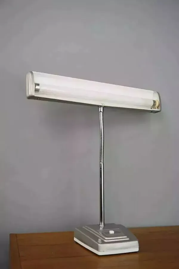 Illustration numéro 3 du produit Lampe de bureau articulée