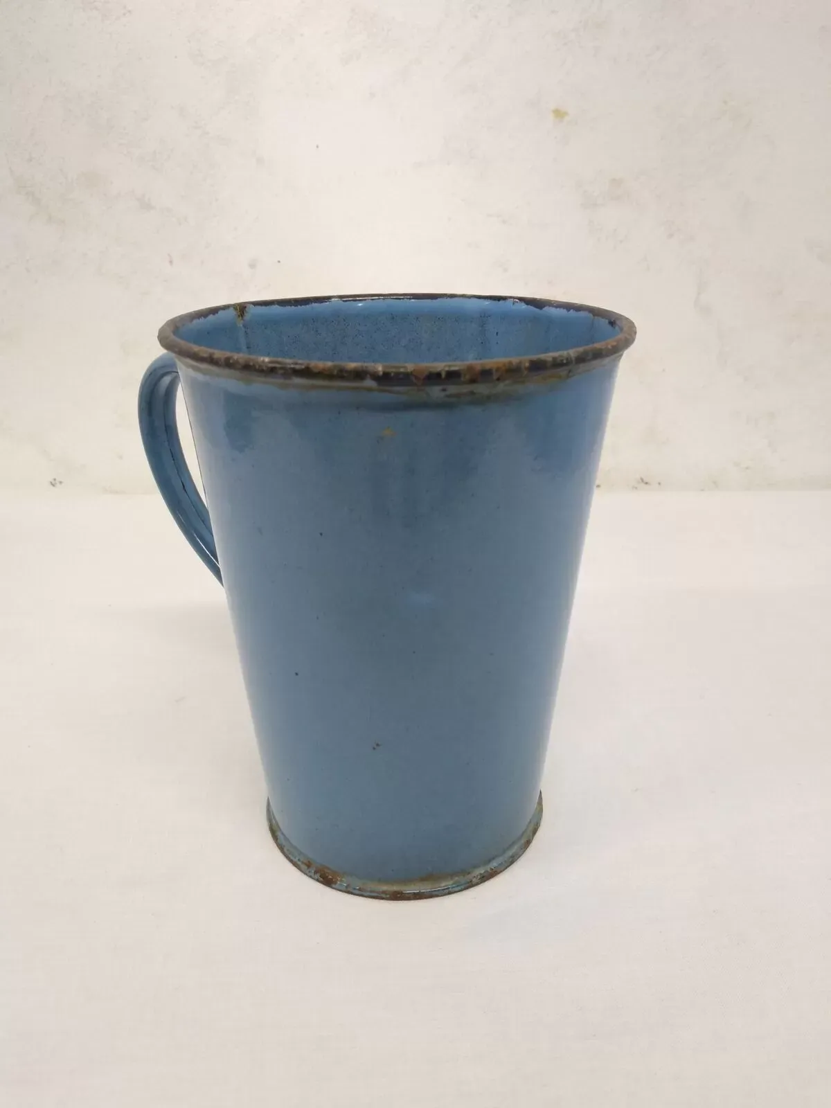 Illustration numéro 3 du produit Pichet émaillé ancien bleu avec bec verseur