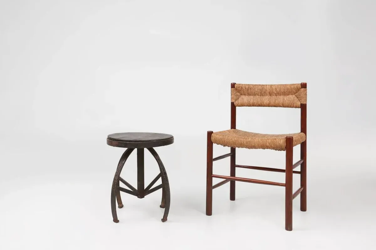 Illustration numéro 3 du produit Tabouret industriel en métal noir avec structure unique, France ca. 1920