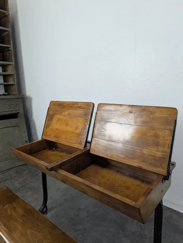 Illustration numéro 3 du produit Bureau d'écolier moderniste