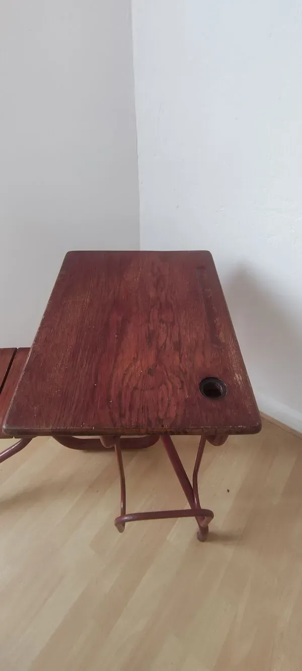 Illustration numéro 3 du produit Bureau d'école vintage en bois