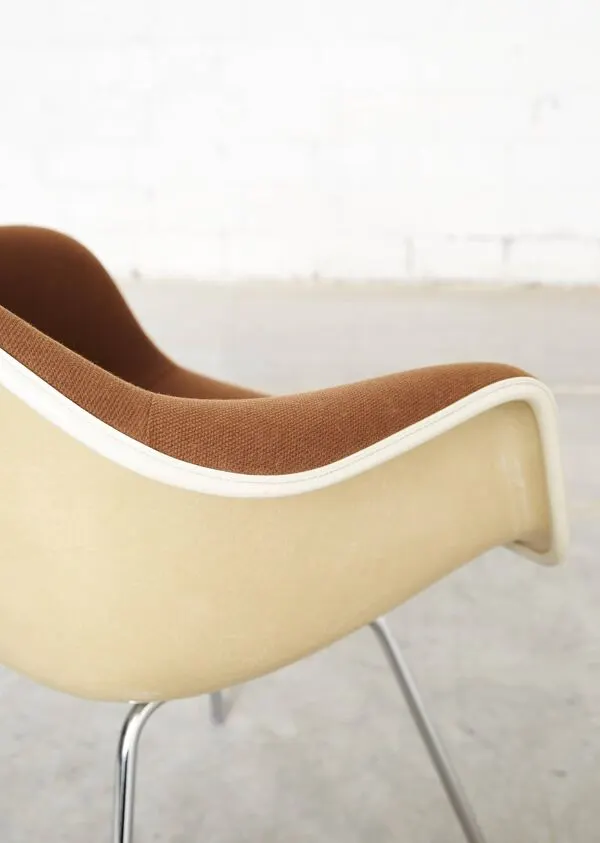 Illustration numéro 3 du produit Chaise en fibre de verre Dax Off-White par Charles et Ray Eames pour Vitra