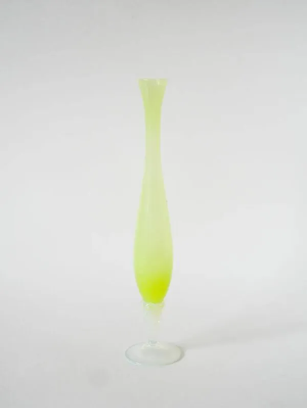 Illustration numéro 3 du produit Vase en opaline allongé, jaune et pieds blanc, 1960