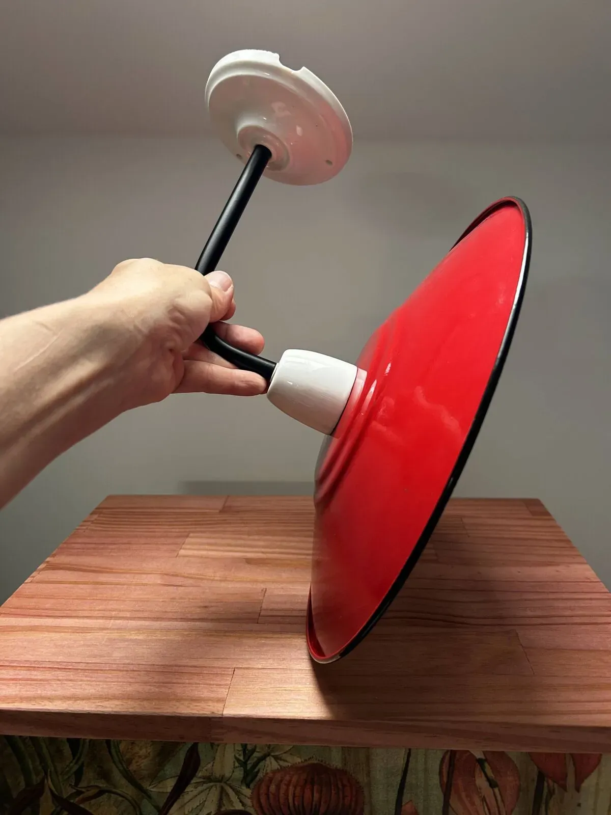 Illustration numéro 3 du produit Applique murale en tôle émaillée rouge