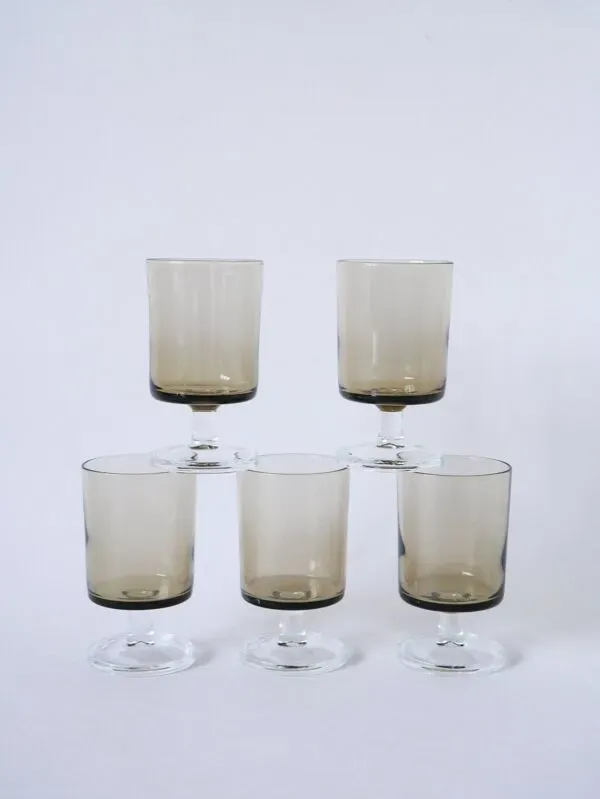 Illustration numéro 3 du produit Lot de 5 verres à vin en verre fumé Made in France 1970