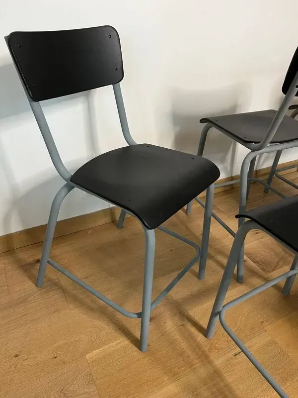 Illustration numéro 3 du produit Chaises écoliers de laboratoire