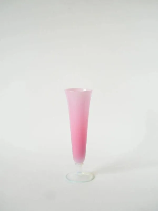 Illustration numéro 3 du produit Petit vase en opaline, rose bonbon et pieds opalescent, 1960