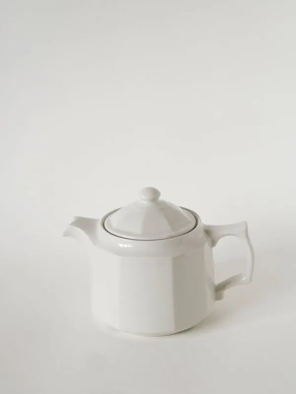 Illustration numéro 3 du produit Théière en céramique facettée blanche, 1950