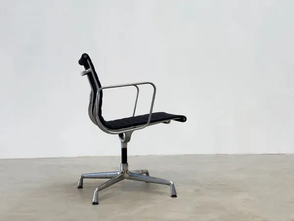 Illustration numéro 3 du produit Chaise de bureau EA108 de Charles & Ray Eames pour Vitra