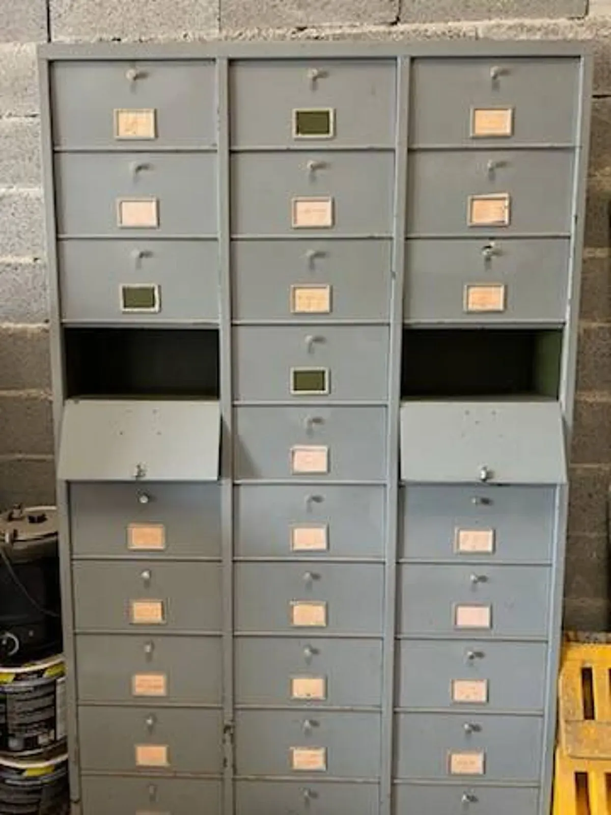 Illustration numéro 3 du produit Meuble industriel