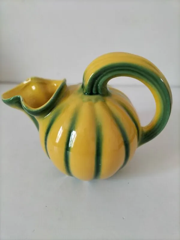 Illustration numéro 3 du produit Pichet melon en barbotine jaune et vert