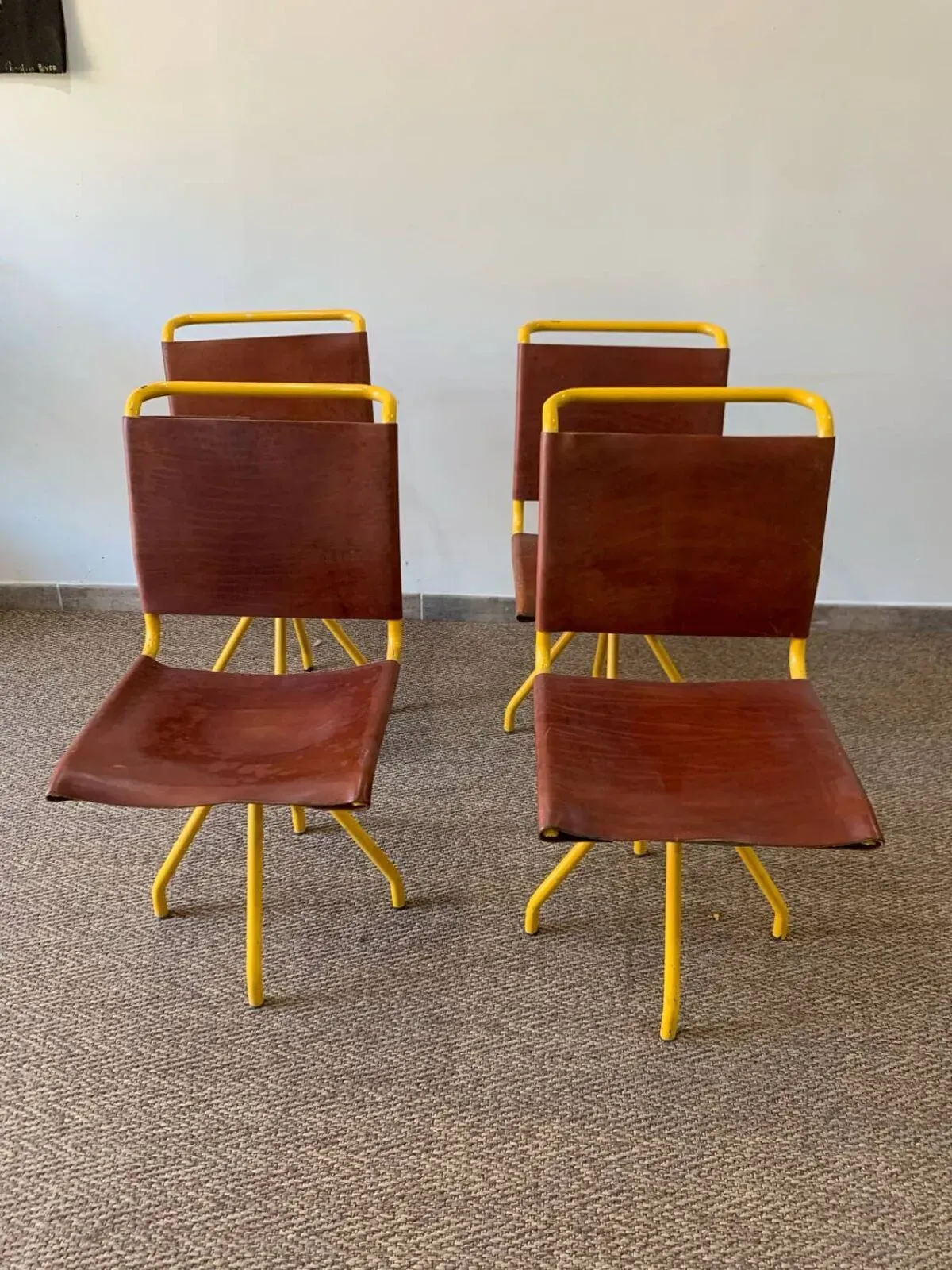 Illustration numéro 3 du produit Lot de 4 chaises cuir vintage