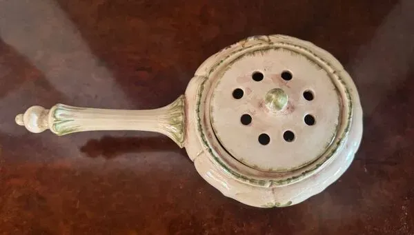 Illustration numéro 3 du produit Vase, pique-fleurs ancien en céramique