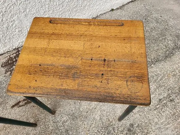 Illustration numéro 3 du produit Paire de bureaux pupitres ecolier 1960 en metal et chêne