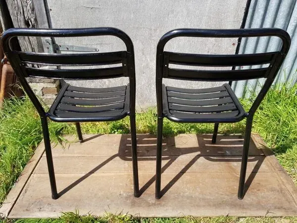 Illustration numéro 3 du produit 4 chaises tolix T2 en métal rouge et noir et table bistrot blanche vintage