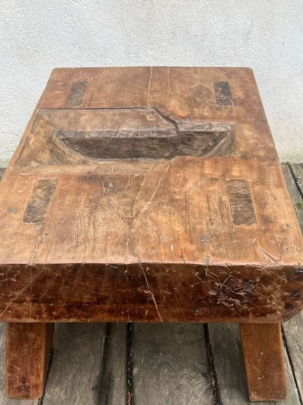 Illustration numéro 3 du produit Table basse brutaliste de métier en bois massif