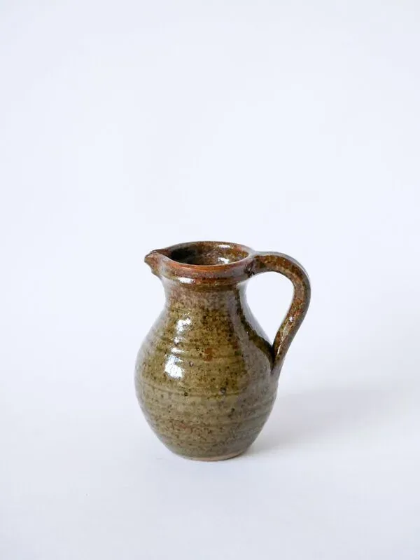 Illustration numéro 3 du produit Petit pichet en grès vernissé marron foncé 1970