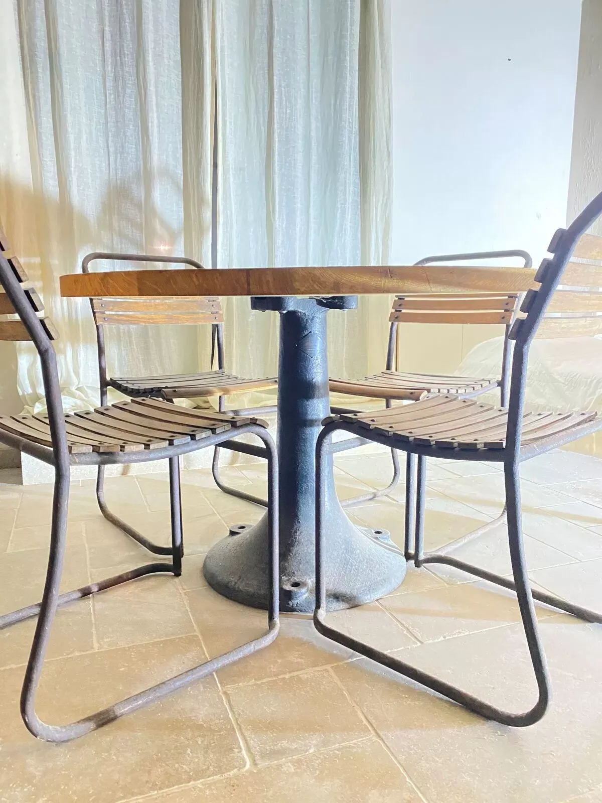 Illustration numéro 3 du produit table en chêne et de 5 chaises en bois