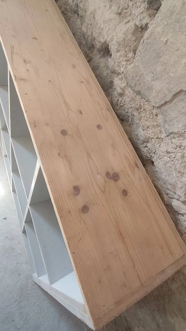 Illustration numéro 3 du produit Ancien meuble à casiers sapin