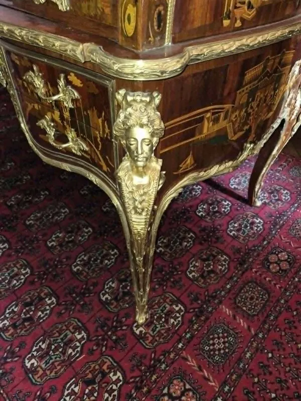 Illustration numéro 3 du produit Bureau à cylindre de style Louis XV richement marqueté