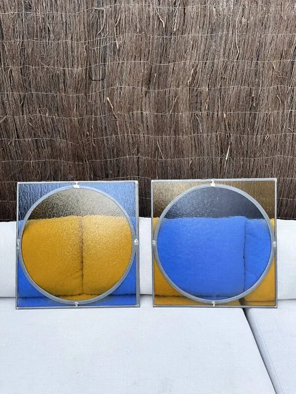 Illustration numéro 3 du produit Paire de vitraux anciens bleu et jaune