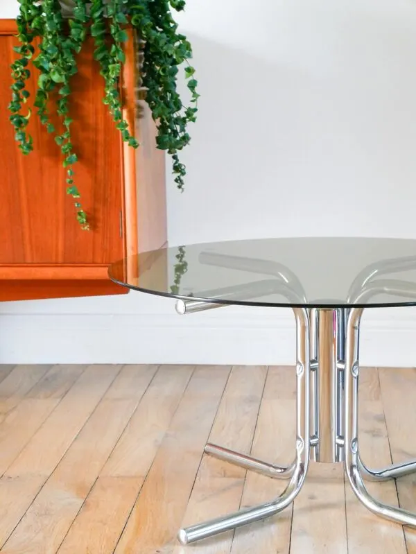 Illustration numéro 3 du produit Table basse ronde en verre fumé et chrome, piètement étoile, design, 1970