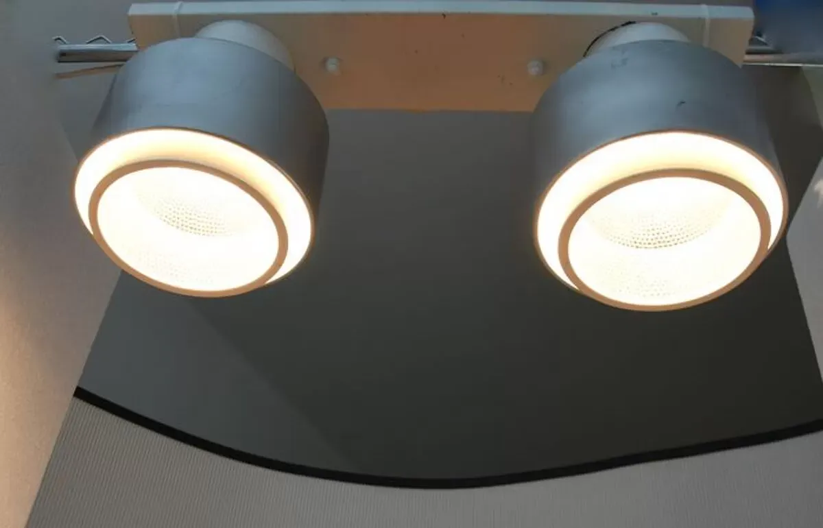 Illustration numéro 3 du produit Plafonnier indus 2 grands spots avec un abat-jour réflecteur alu